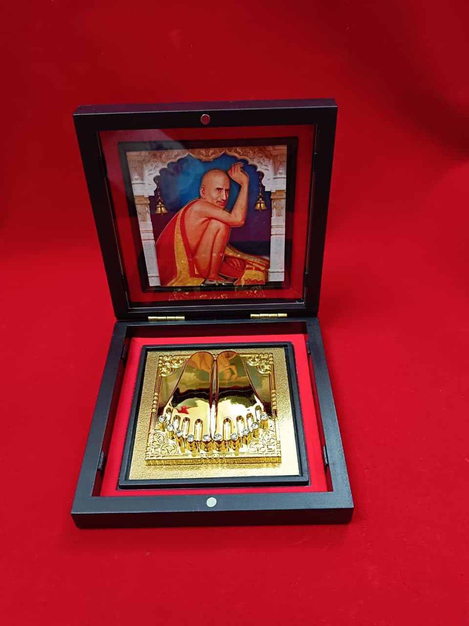 MANTRA SOUVENIR Yantram 3D Gajanan Maharaj Charan Paduka Frame Box Pocket Temple | Devotional Frame with Golden Paduka | Home Temple Decor, Pooja Room Decoration, Spiritual Gift for Home & Office