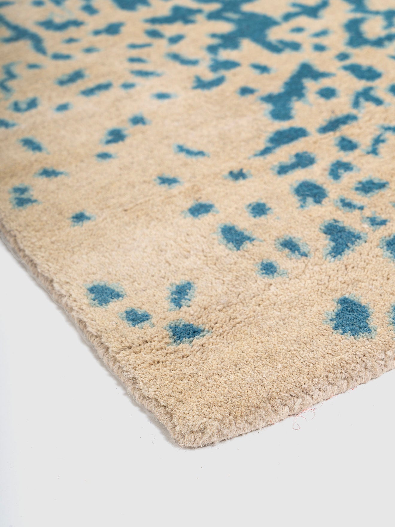 Kosya Wool Tufted Carpet Contrast Living