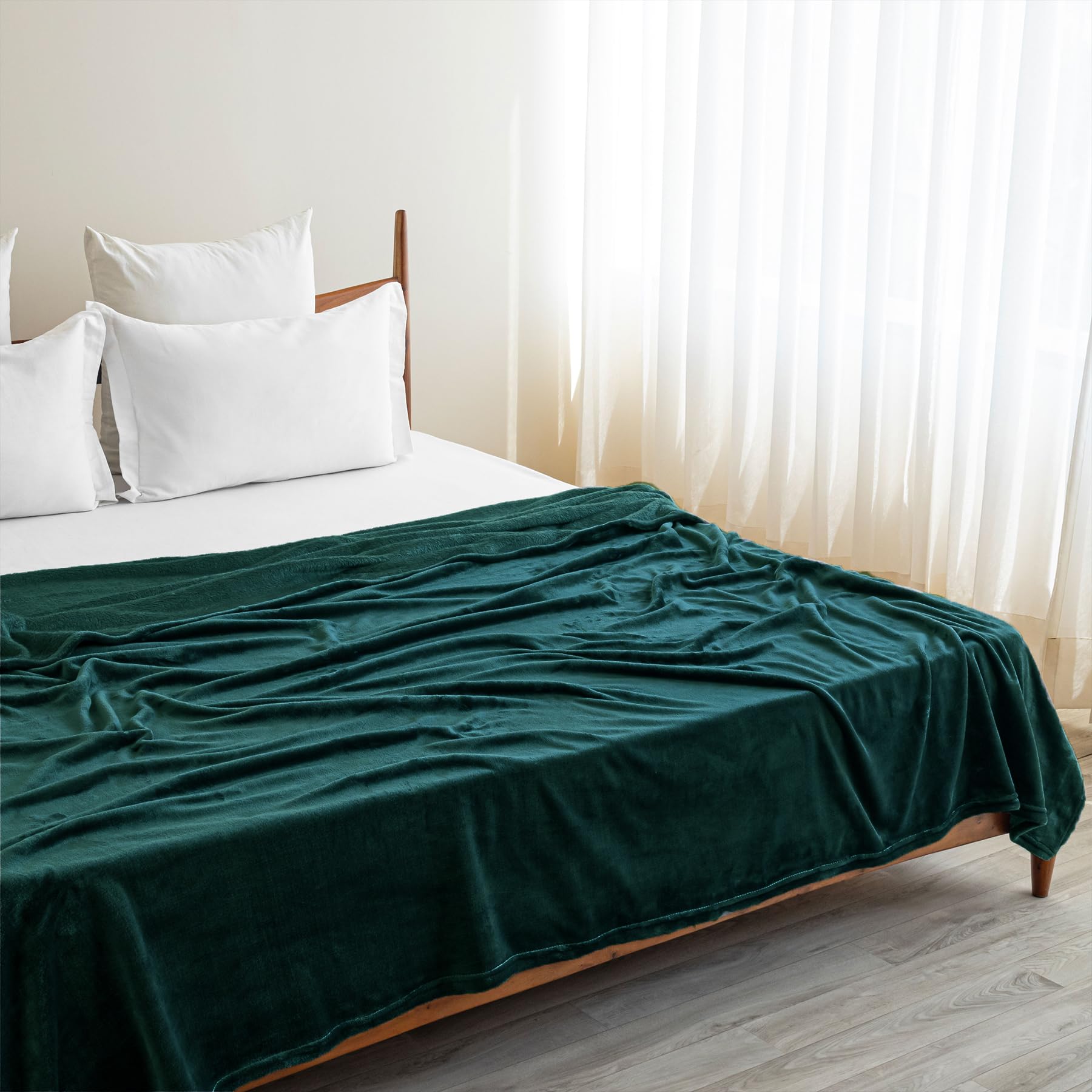 HOMEMONDE Premium Plush Solid Summer Single Bed Dohar/AC Blanket | 220 GSM Reversible Lightweight Cozy Soft for Bed, Sofa, Couch, Travel & Camping | 140x229 Cm - Emerald Green Kafalo