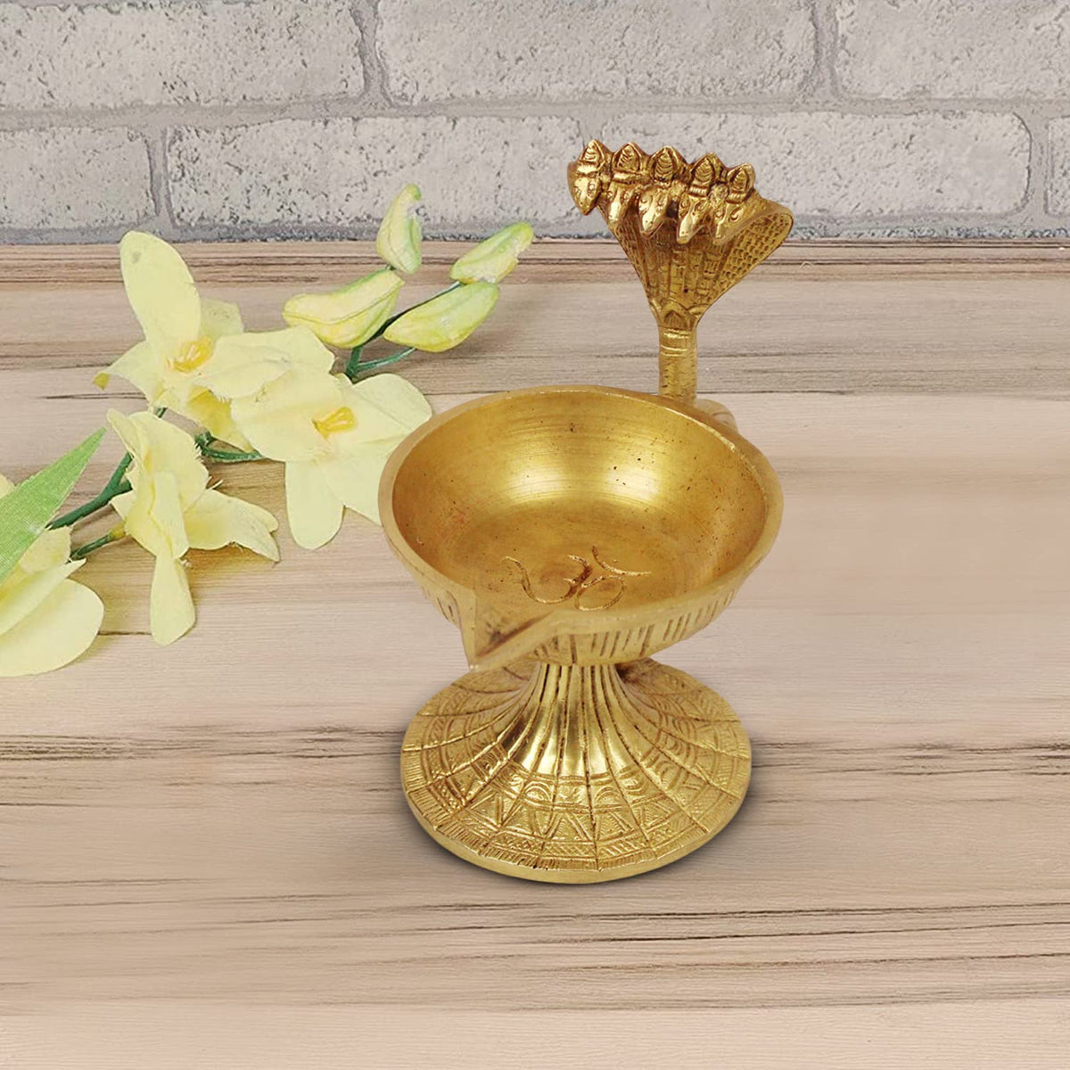 Artavrko Big Brass Sheshnaag Om Diya Handle Aarti Incense Burner, Loban Burner ,Bakhoor Burner, Dhoop Dhuni, Sambrani Dhoop for Home, Offices & Temples (6.5x3.5x5.5 Inches)