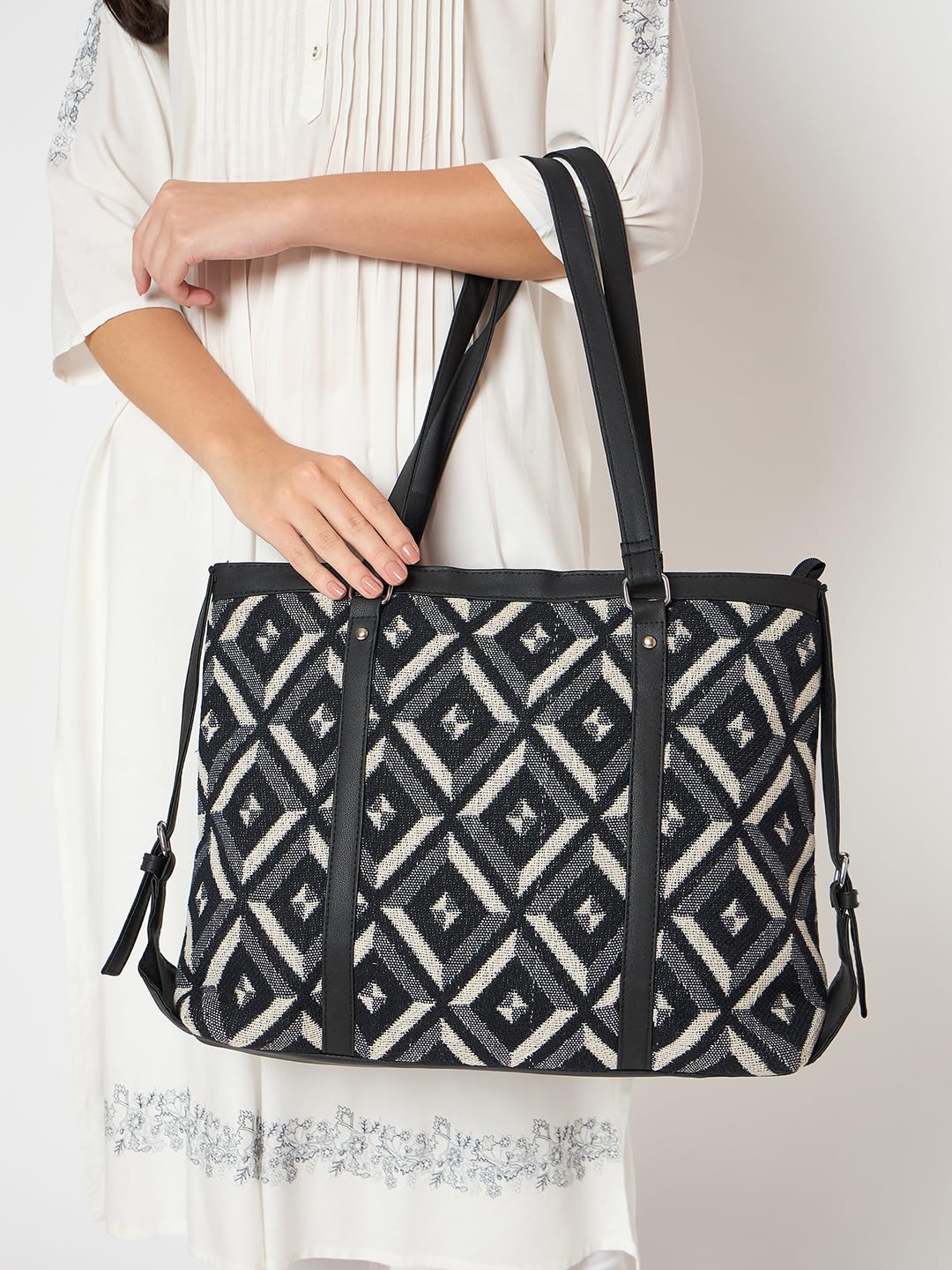 PRIMROSE Chevron Pattern Tote Bag for Women, Black and Beige (Beige)