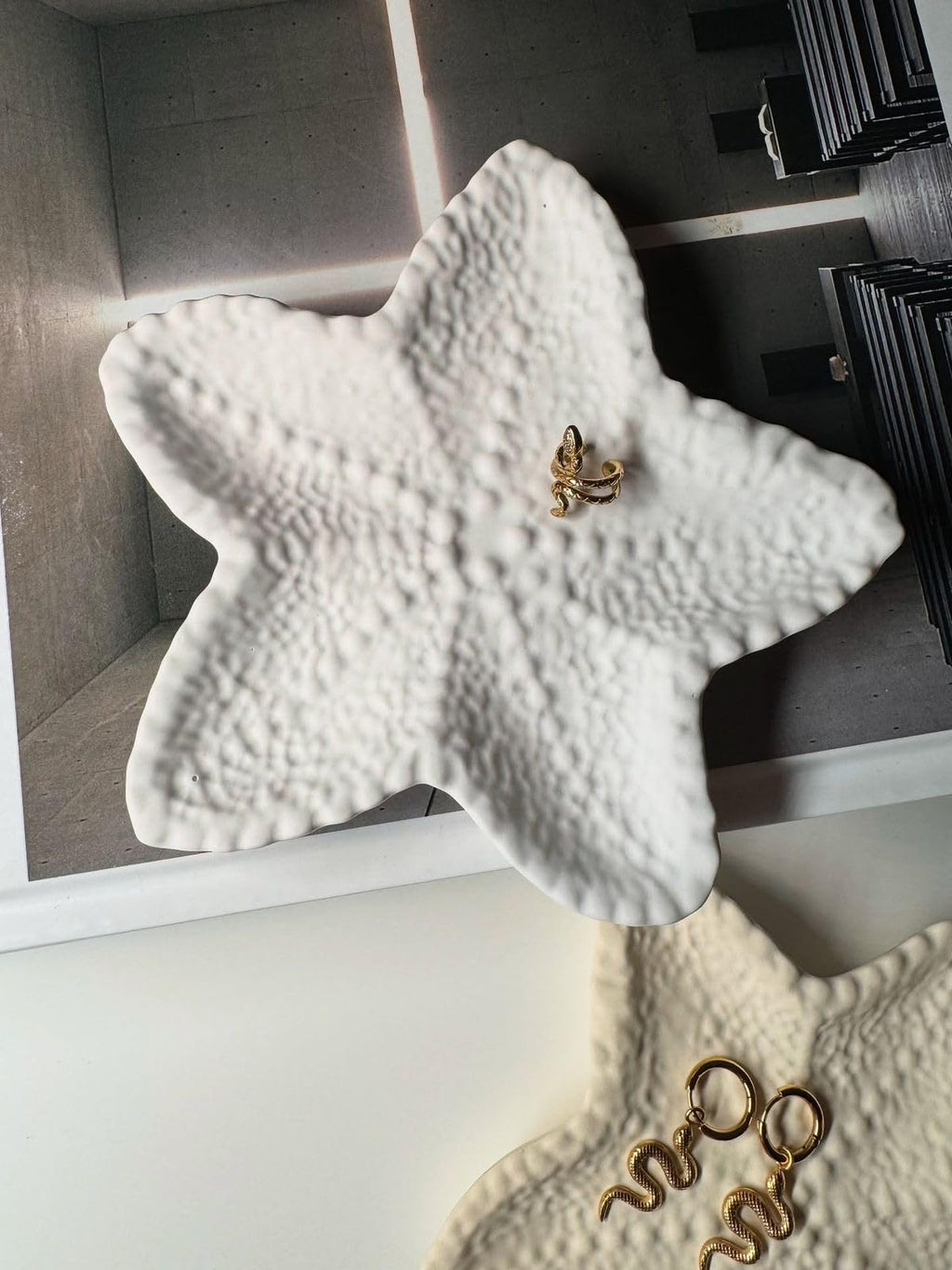 SCENSIA Decorative White Concrete Starfish Tray, Textured Coastal Design, Beach Theme Home Decor, Jewelry Dish Display