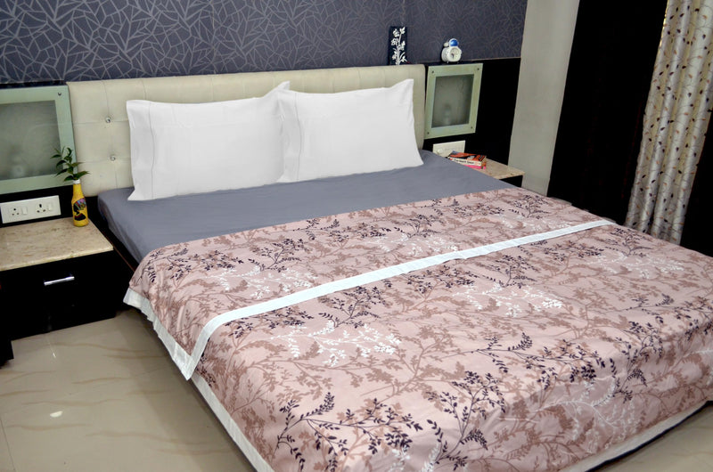 A Brand New - Solimo Double Microfiber Quilt|100% Microfiber Exterior|120 GSM|for Mild Winters and Ac Rooms (Ditsy Grey) Kafalo