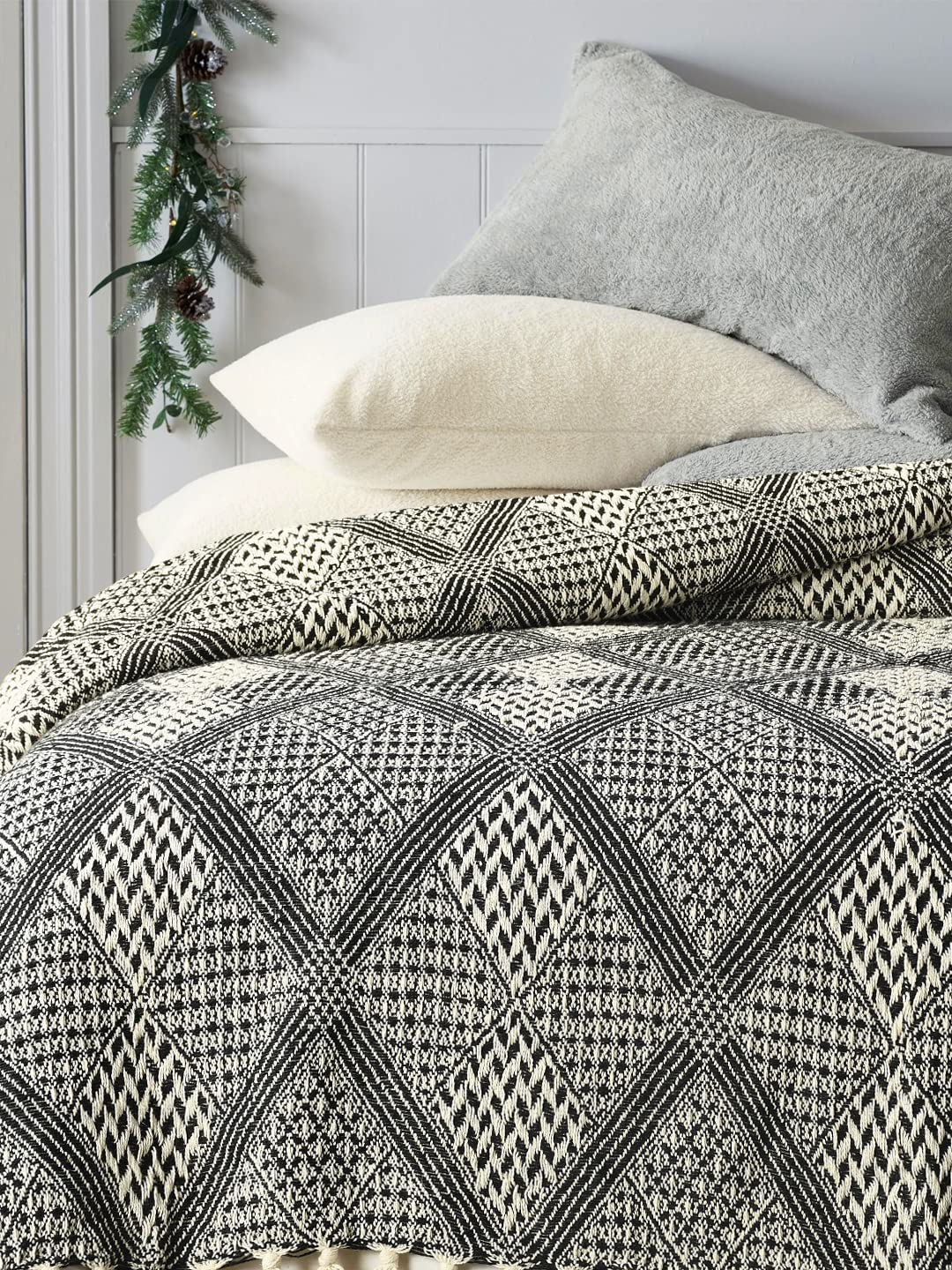 SASHAA WORLD Unique Geometric Throw Bedcover | Throw Bedspreads, Perfect for Lounging, Cotton Bedsheet | Black/Grey Bedcover | 80 x 60 inch Kafalo