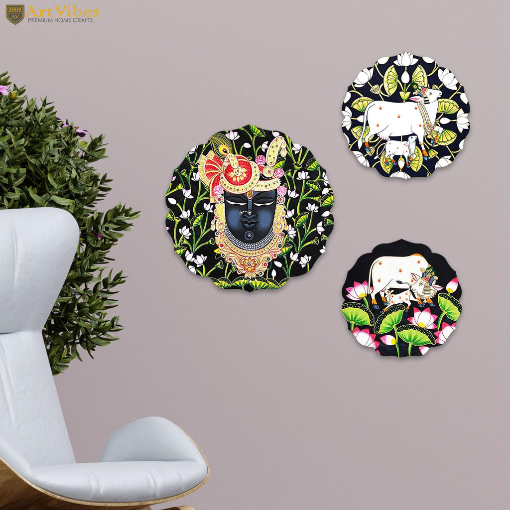 Artvibes Shrinath Ji & Sacred Cow Pichwai Art Round Shape MDF Wooden Wall Decor Items | Living Room | Handcrafted Art | Wall Illustrations | Art Prints | Aesthetic Wall Art | Gift (WH_8810N), Set of 3