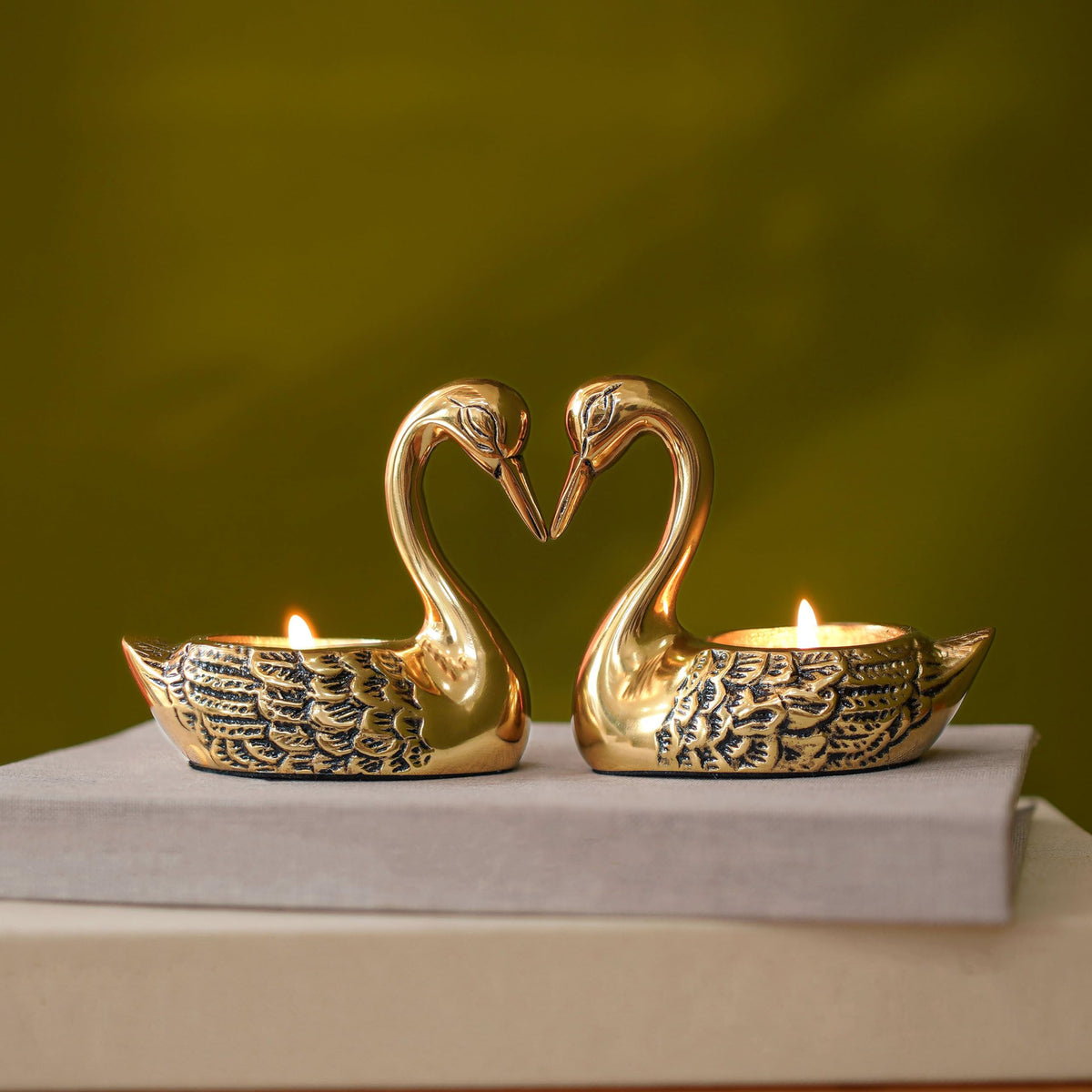 BEHOMA Metal Pair of Love Swans with 2 Tea Lights, Golden