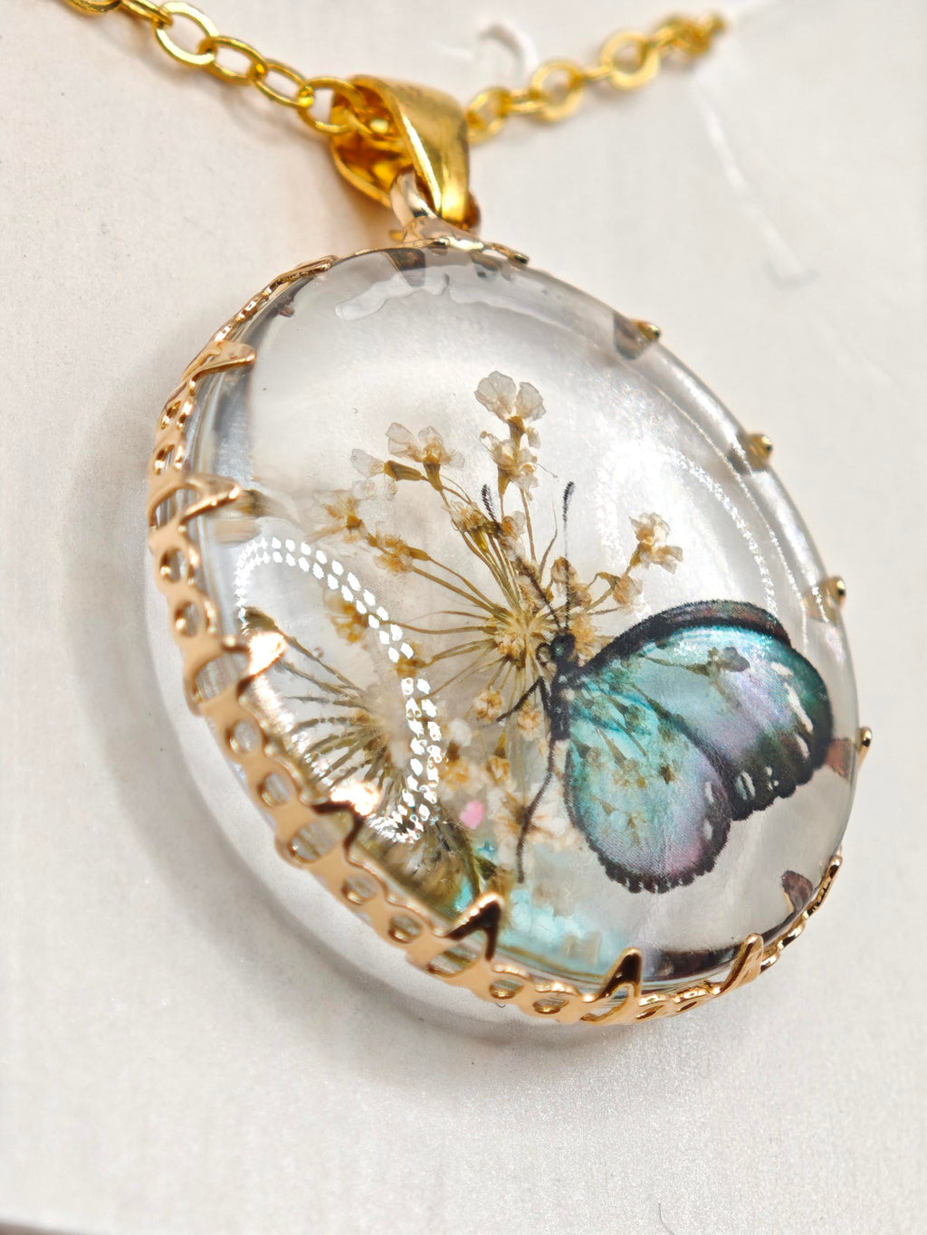 Sapraa Trends White real flower preserved Teardrop Pendant Set with Gold Chain | Handmade Resin Jewelry for Girls | Glossy Finish | Trendy & Gift-Ready