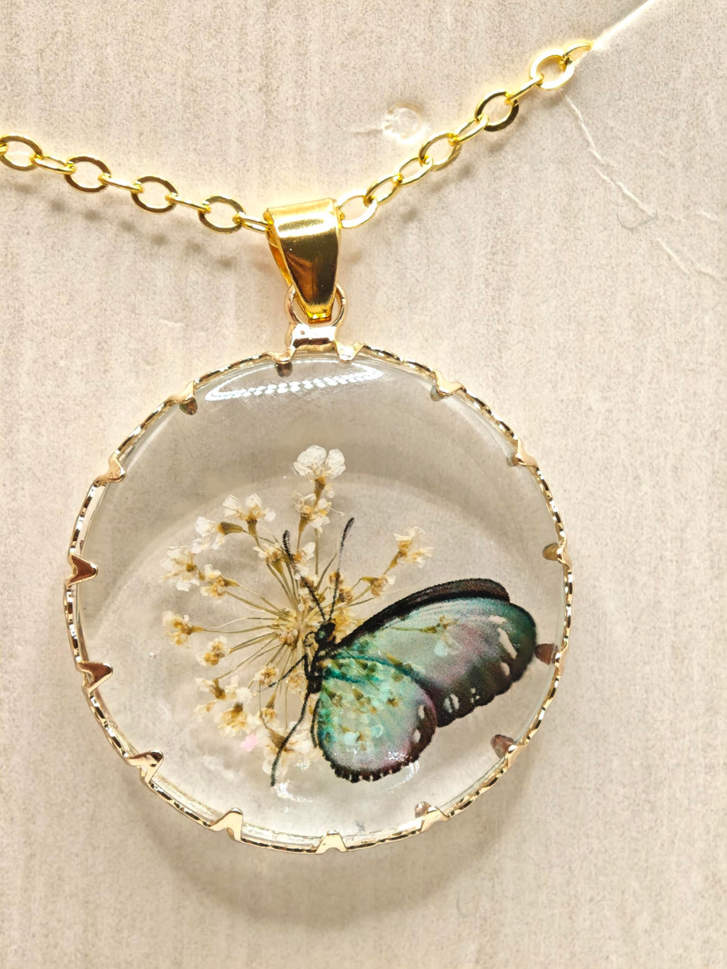 Sapraa Trends White real flower preserved Teardrop Pendant Set with Gold Chain | Handmade Resin Jewelry for Girls | Glossy Finish | Trendy & Gift-Ready