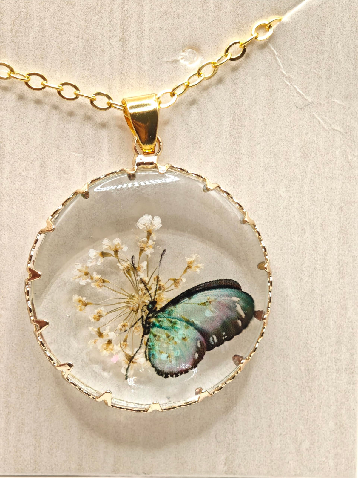 Sapraa Trends White real flower preserved Teardrop Pendant Set with Gold Chain | Handmade Resin Jewelry for Girls | Glossy Finish | Trendy & Gift-Ready