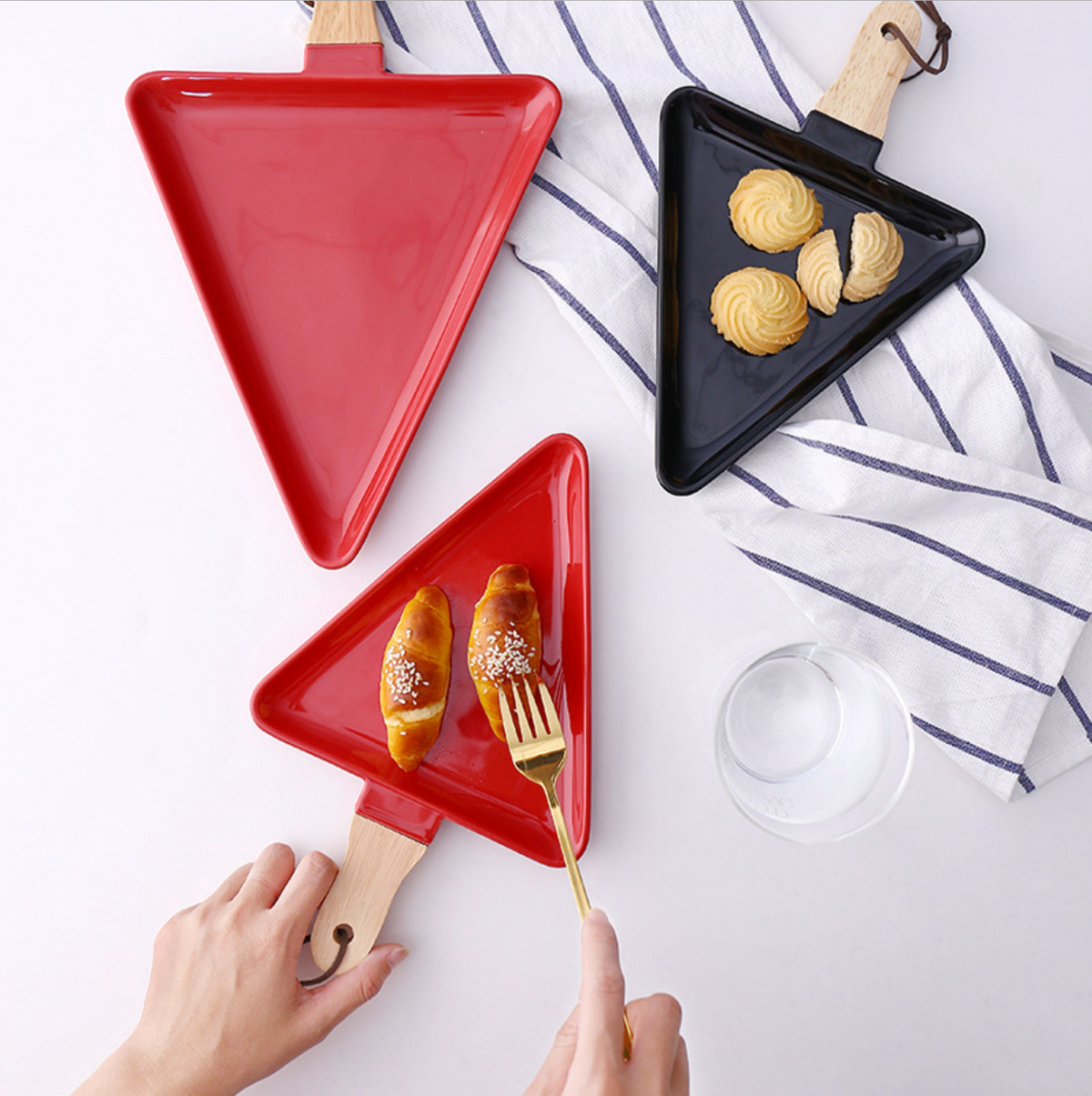 MERRY triangle plate with wooden handle - red Nestasia