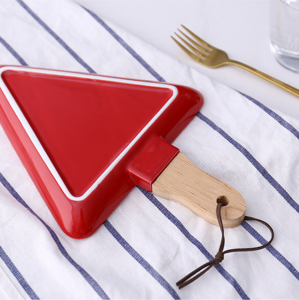 MERRY triangle plate with wooden handle - red Nestasia