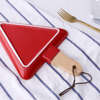 MERRY triangle plate with wooden handle - red Nestasia