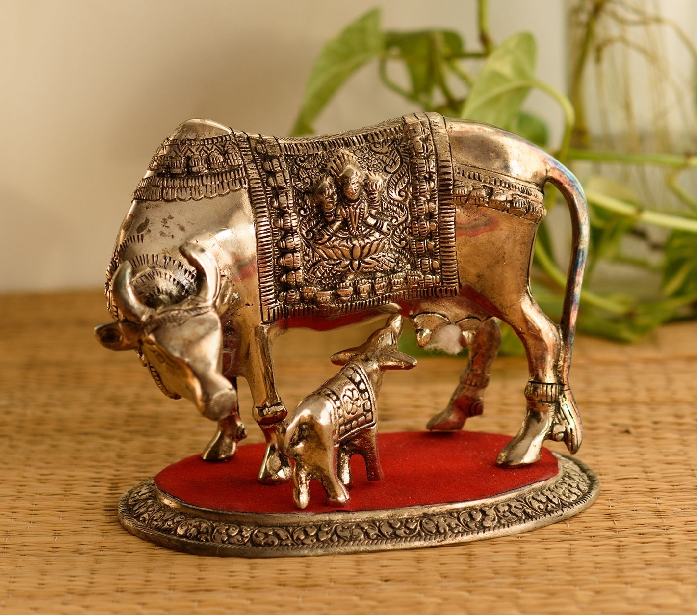White Metal Decorative Kamadhenu Cow With Calf Statue Animal Figurines Kafalo