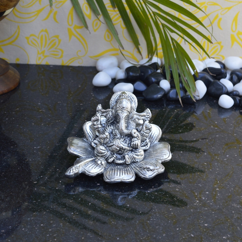 Lord Ganesha Statue on Flower Kafalo