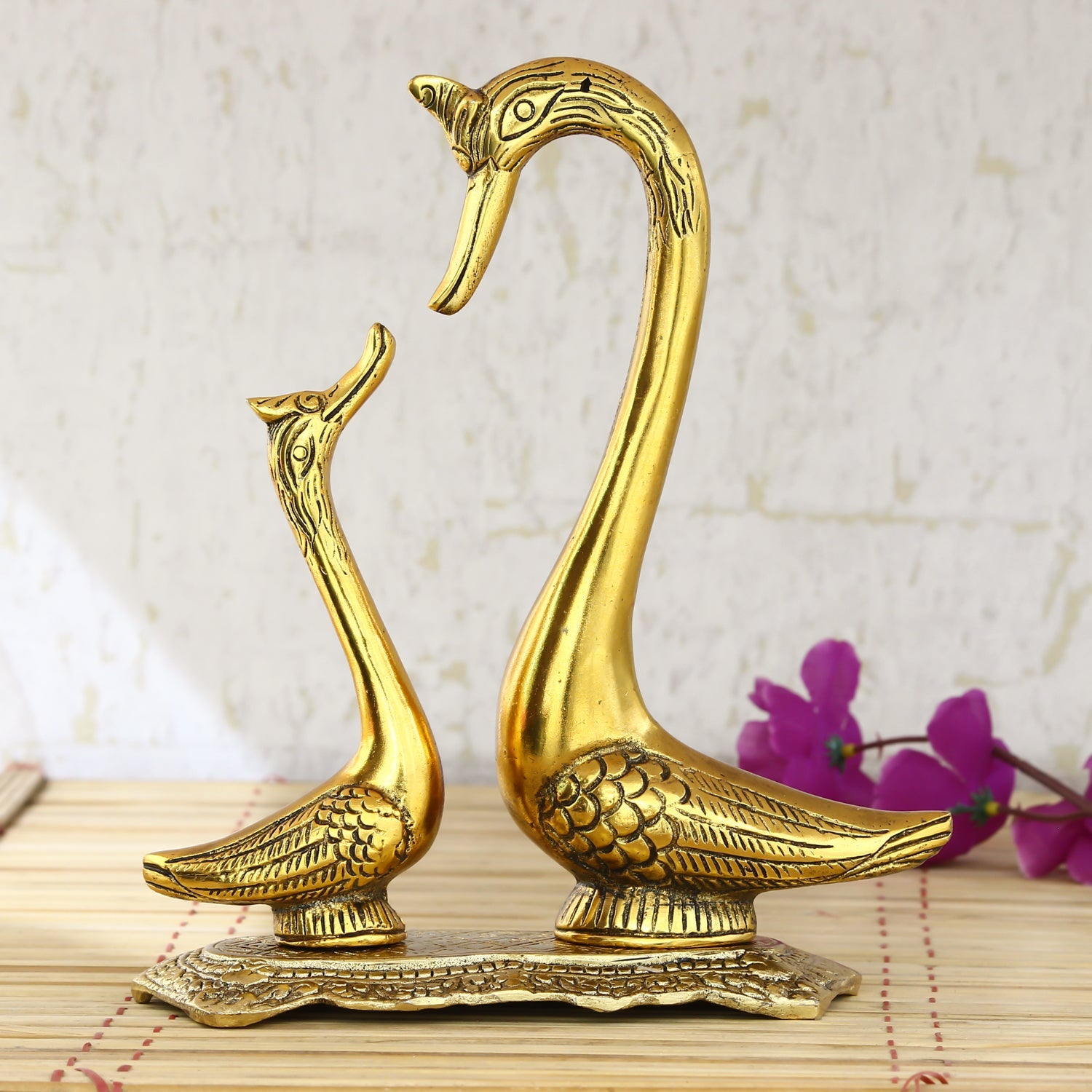 Golden Metal Loving swan couple showpiece Kafalo