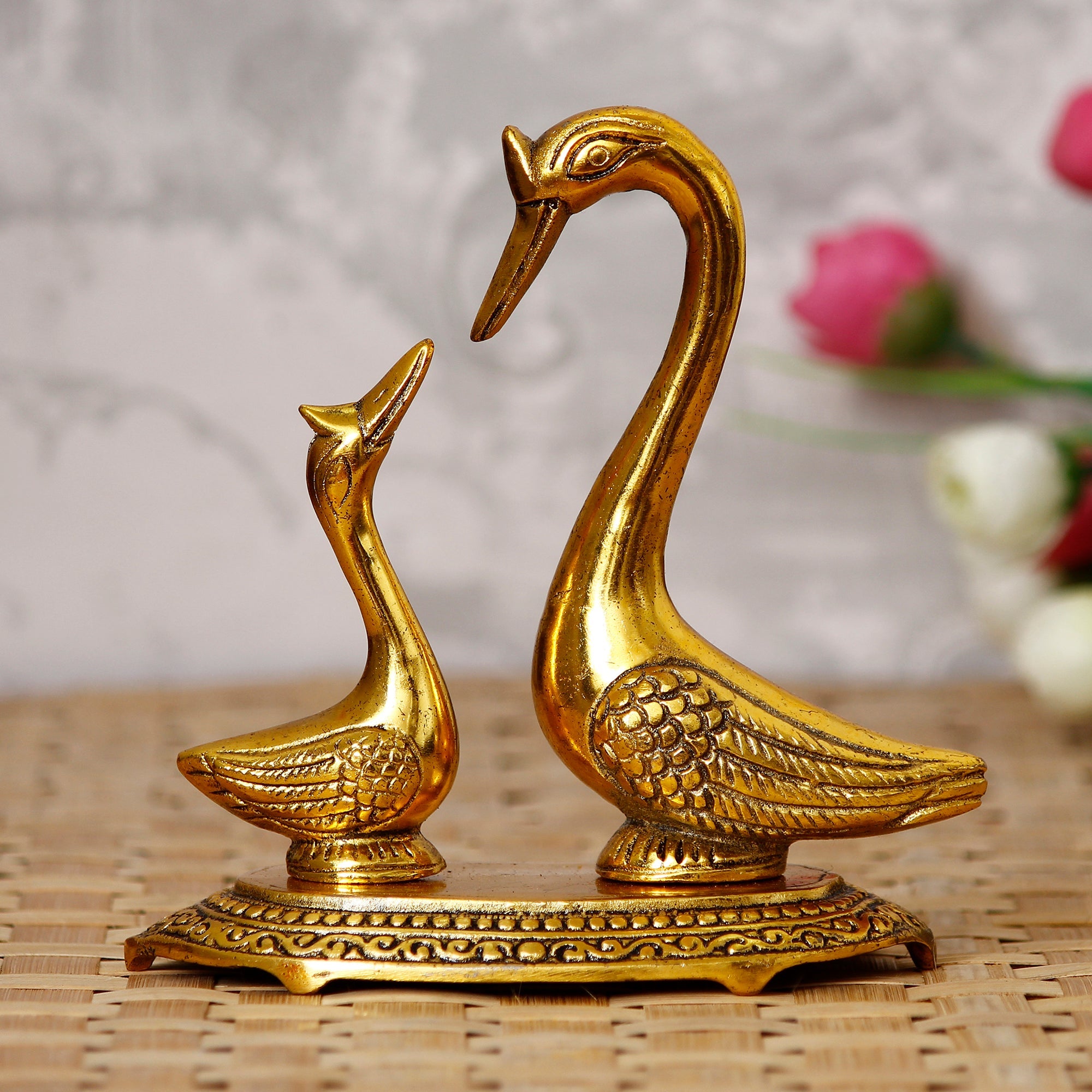 Golden Metal Loving Swan Couple Decorative statue Kafalo