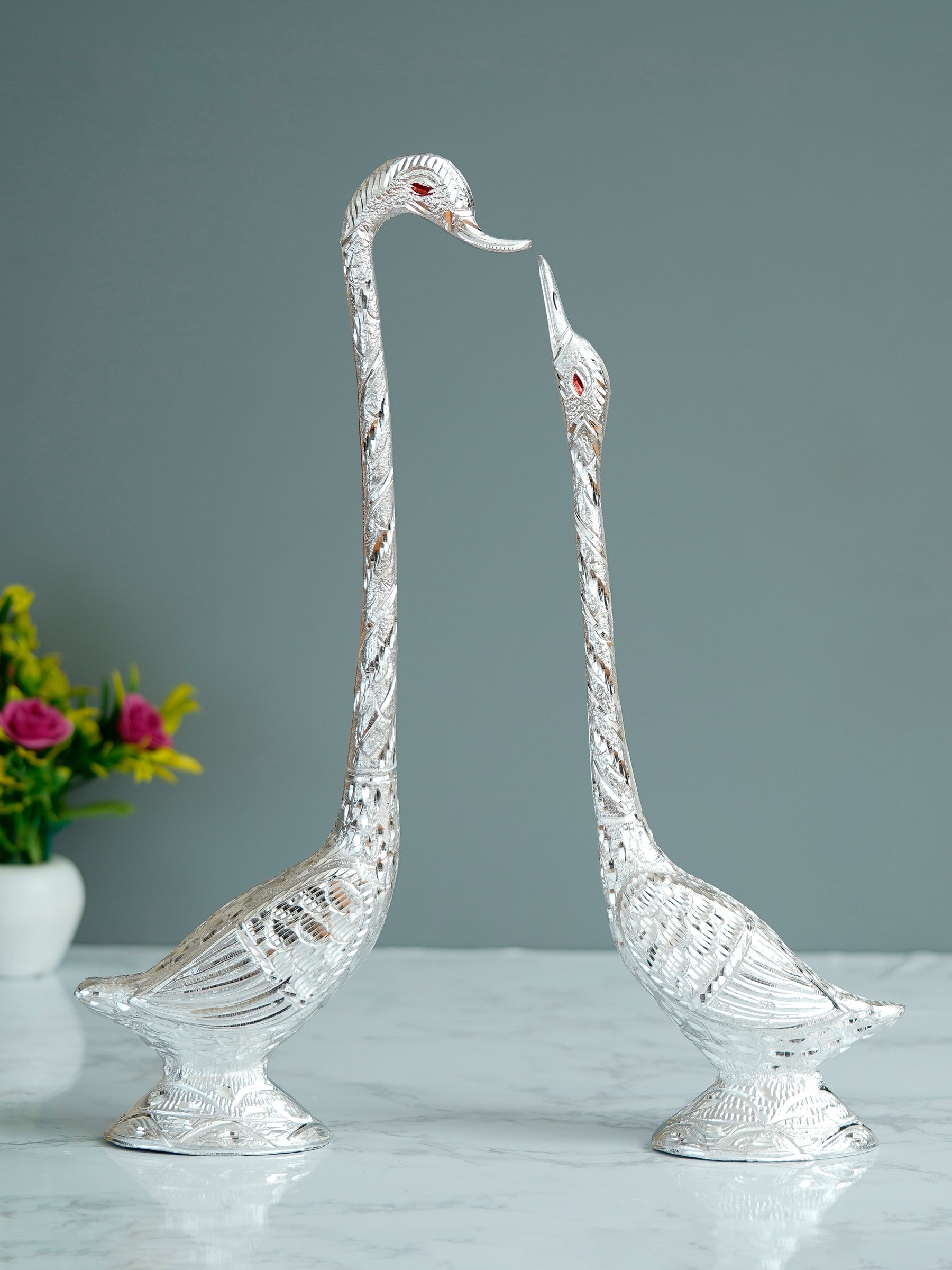 Silver Metal Kissing Swan Couple Handcrafted Decorative statue Kafalo