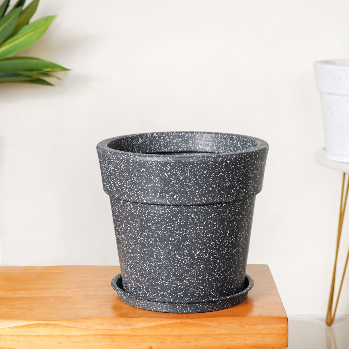 Planterra Grey Planter With Plate 10x9 Inch Nestasia