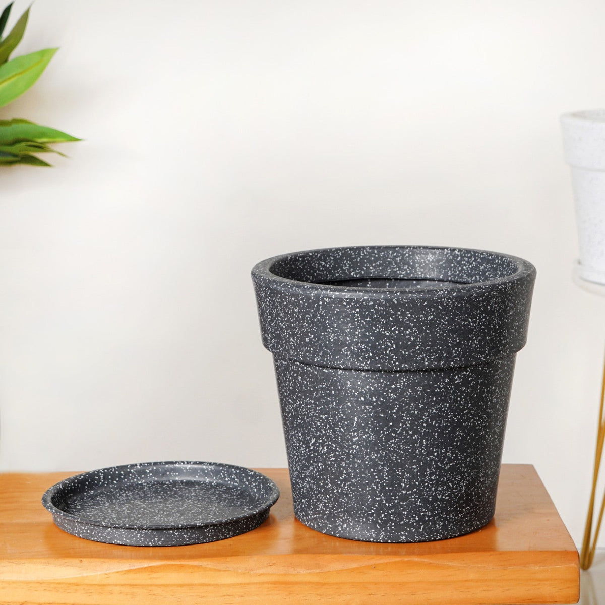 Planterra Grey Planter With Plate 10x9 Inch Nestasia