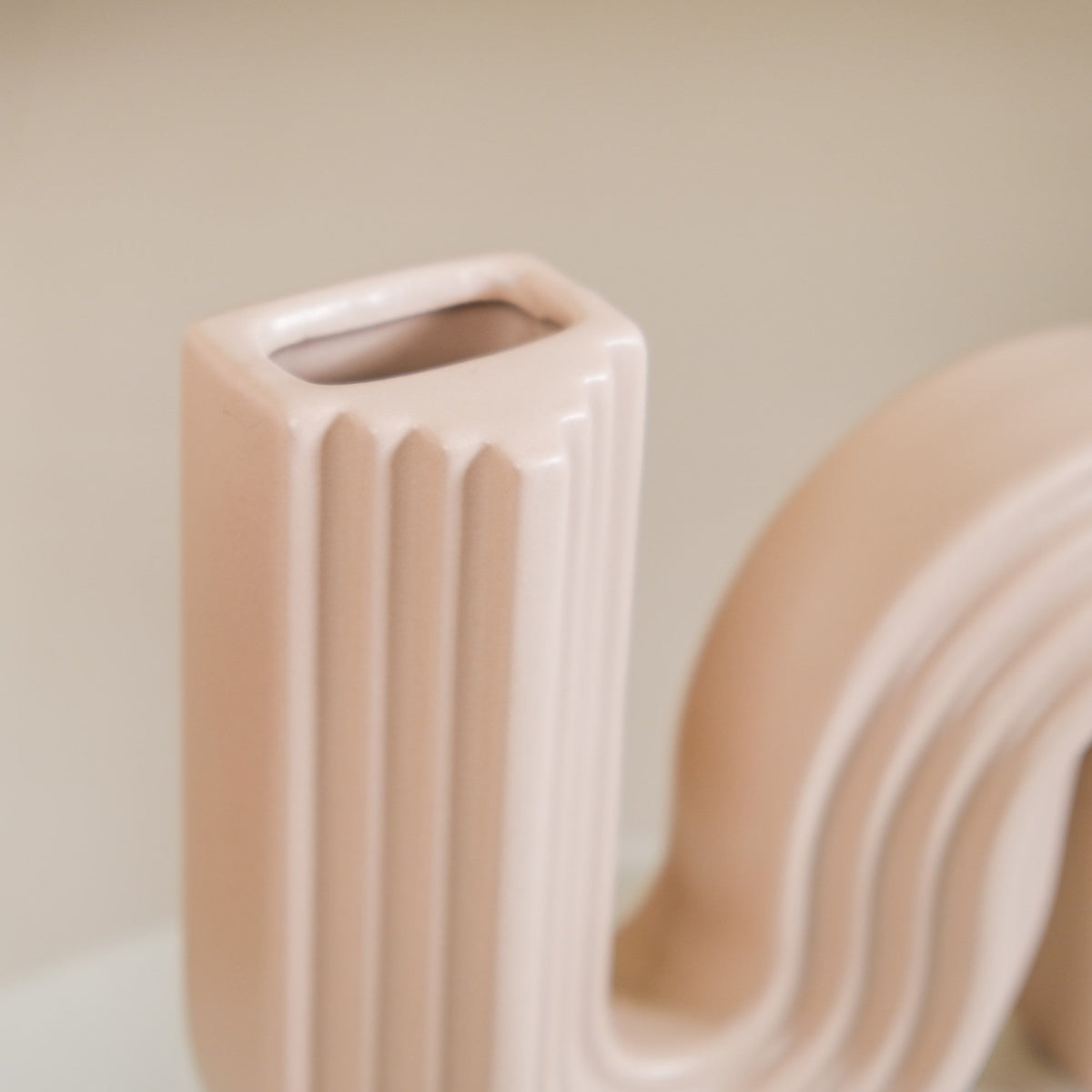 Nordic Wavy Ceramic Vase Beige Nestasia