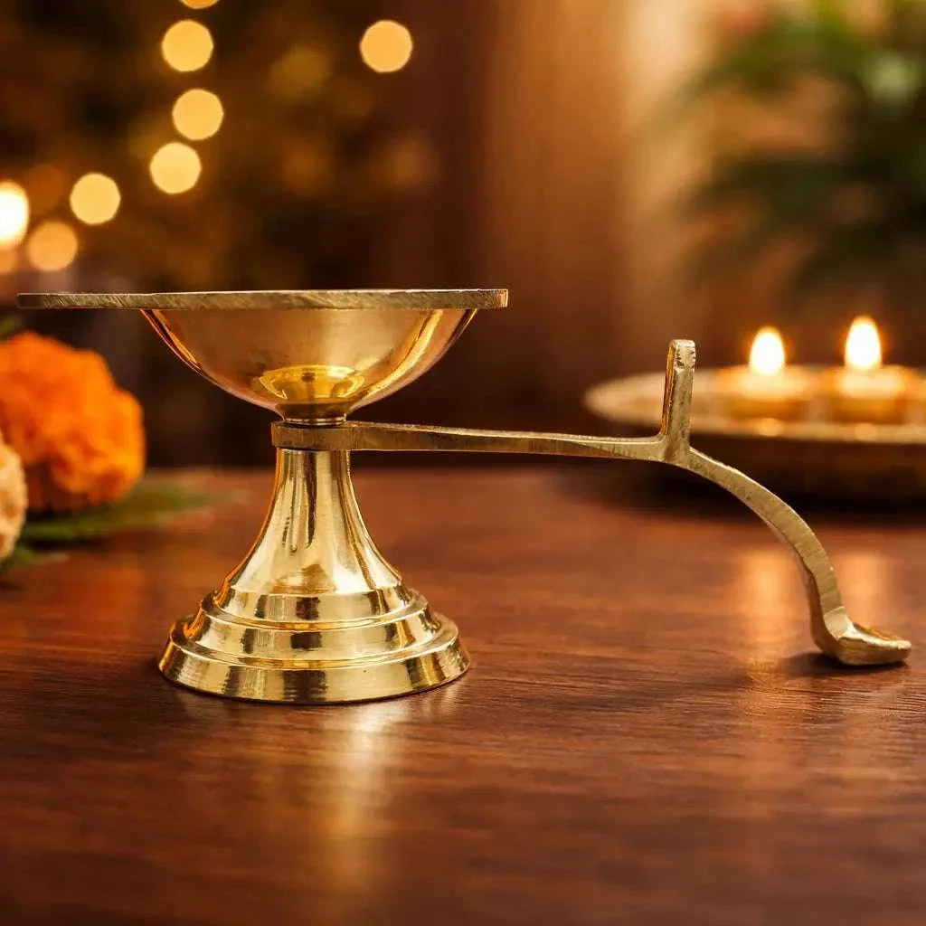 Brass Paan Aarti Diya With Handle (2 Inch) Vedansh Craft