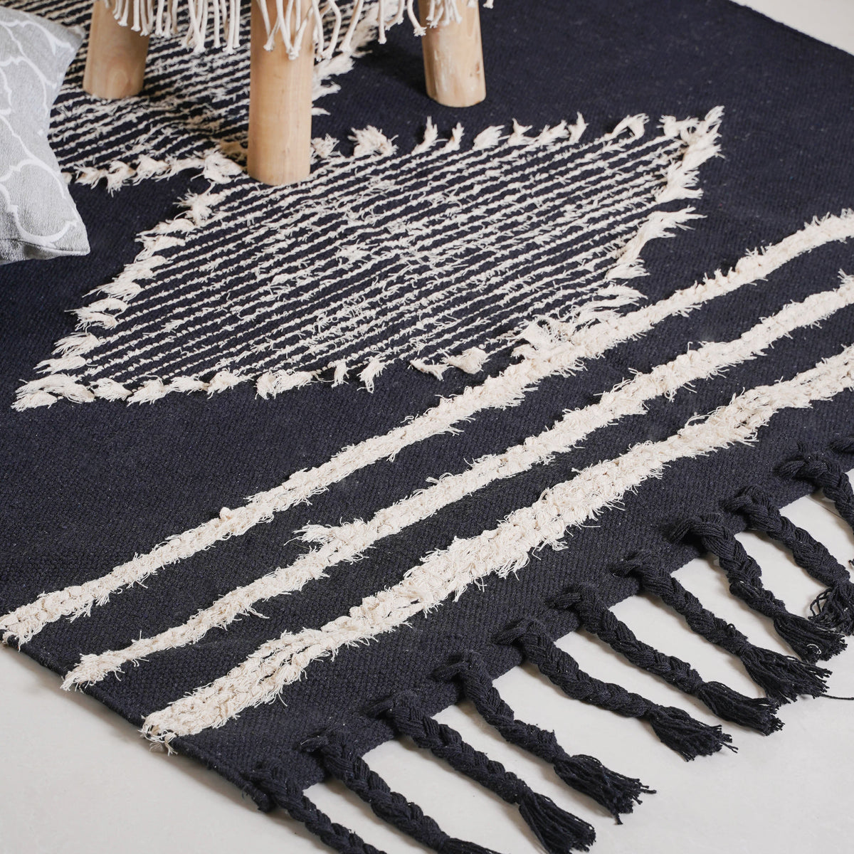 Black Handwoven Carpet for Living Room Nestasia