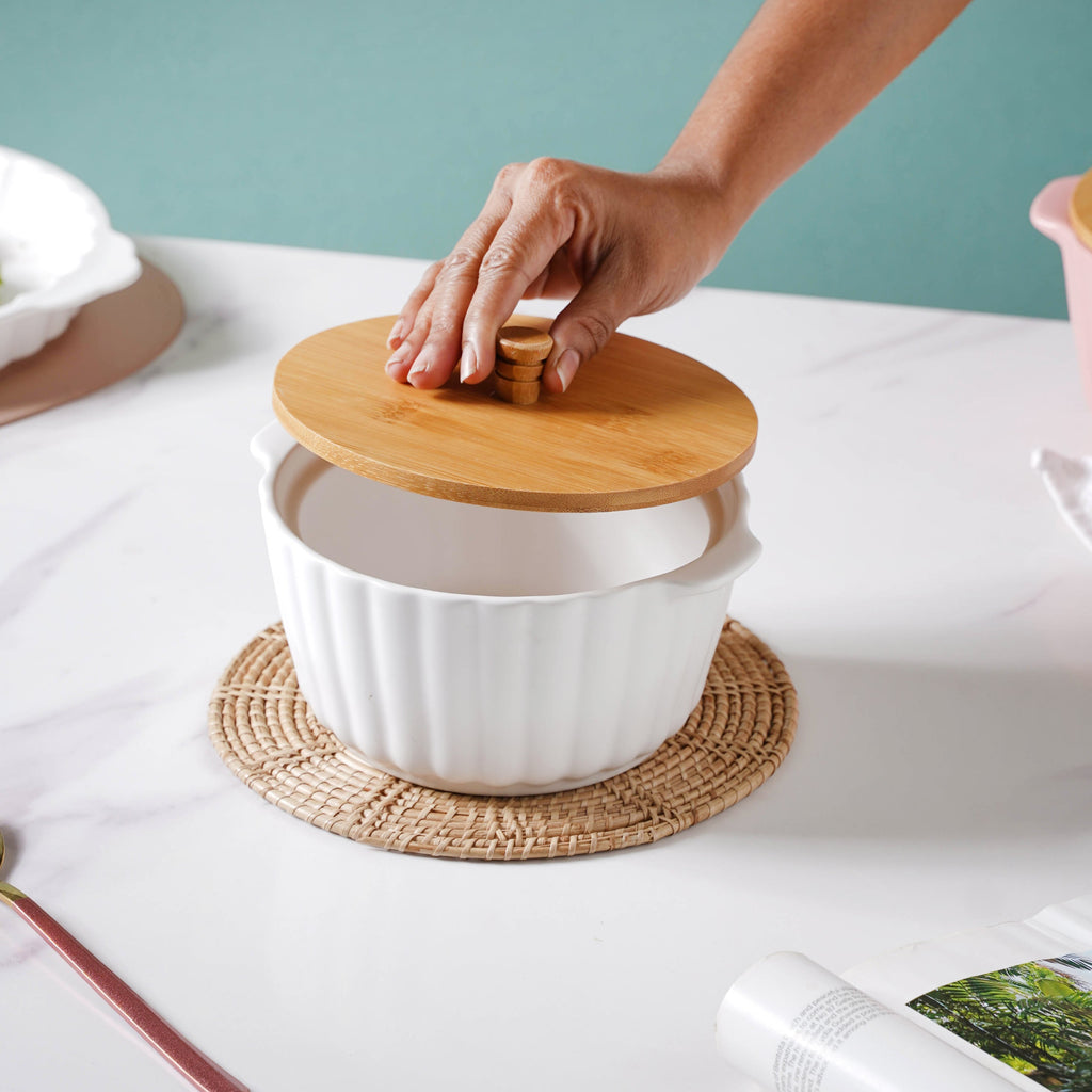 Snow White Scalloped Pot With Lid 8 Inch Nestasia
