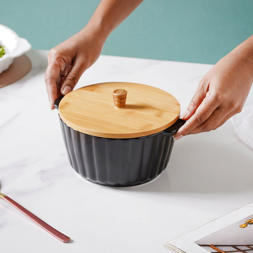 Midnight Black Scalloped Pot With Lid 8 Inch Nestasia