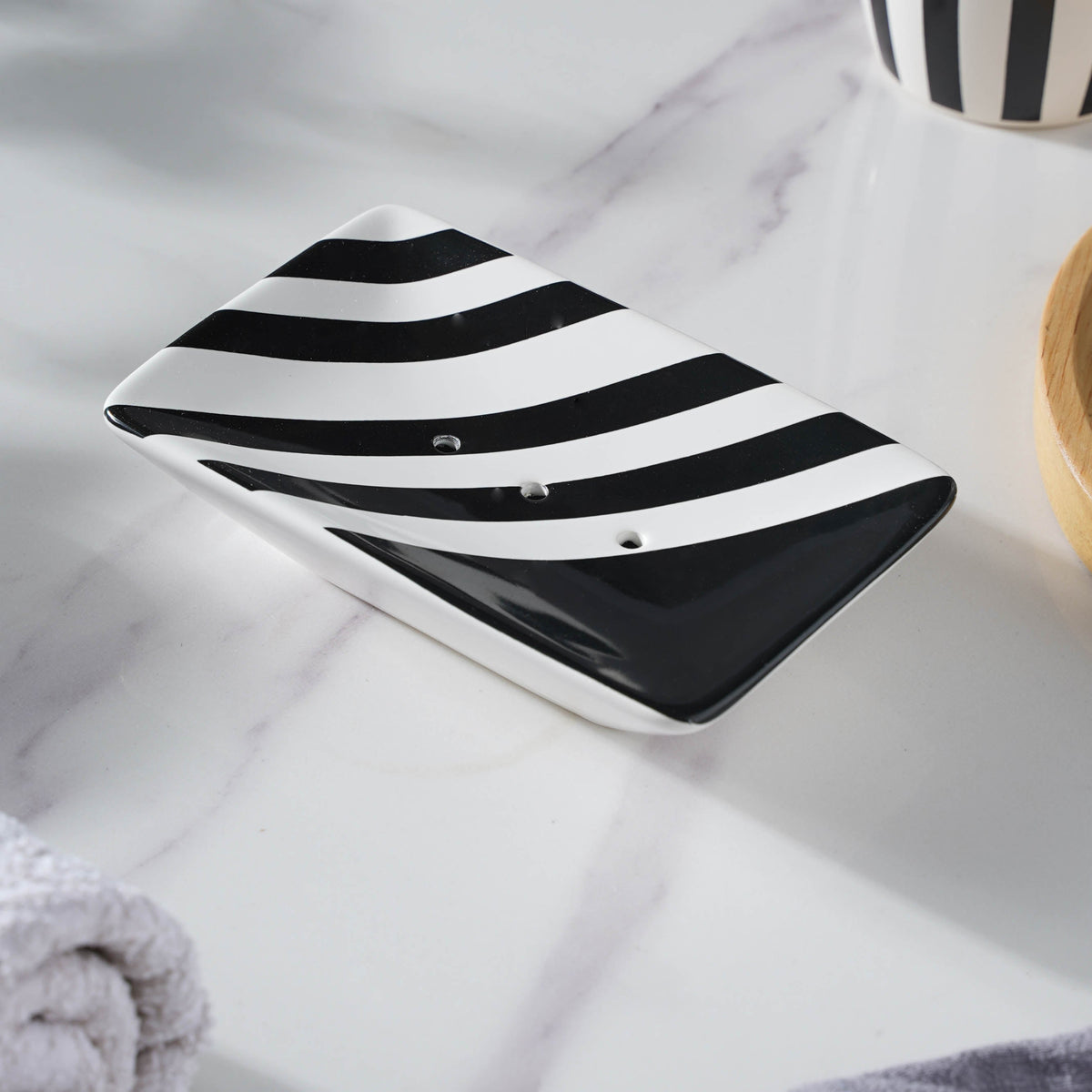 Zebra Stripes Ceramic Bath Set Nestasia