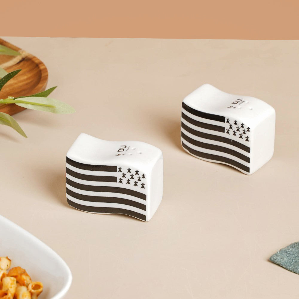 Wavy Ceramic Salt And Pepper Shakers Set Black And White Nestasia