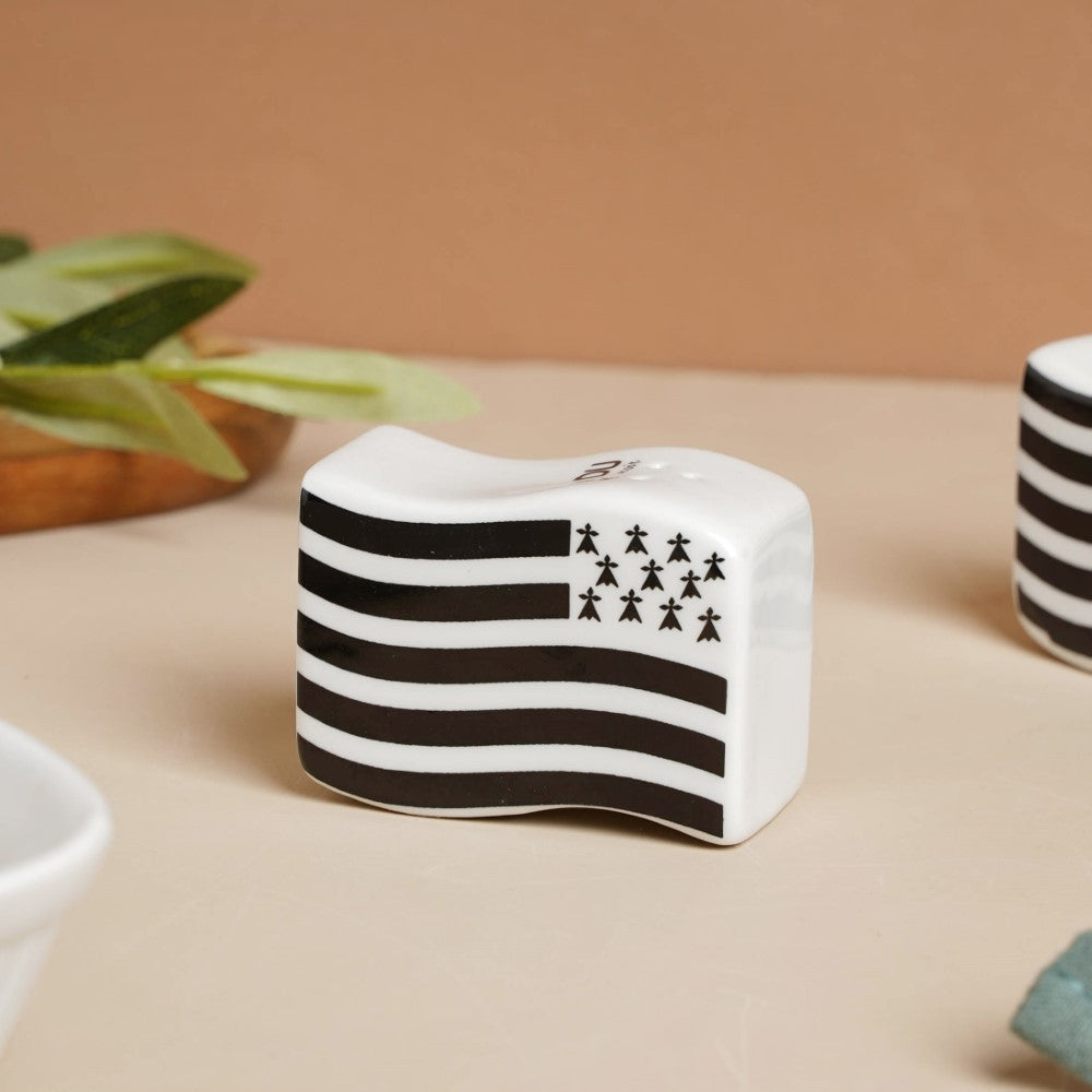 Wavy Ceramic Salt And Pepper Shakers Set Black And White Nestasia