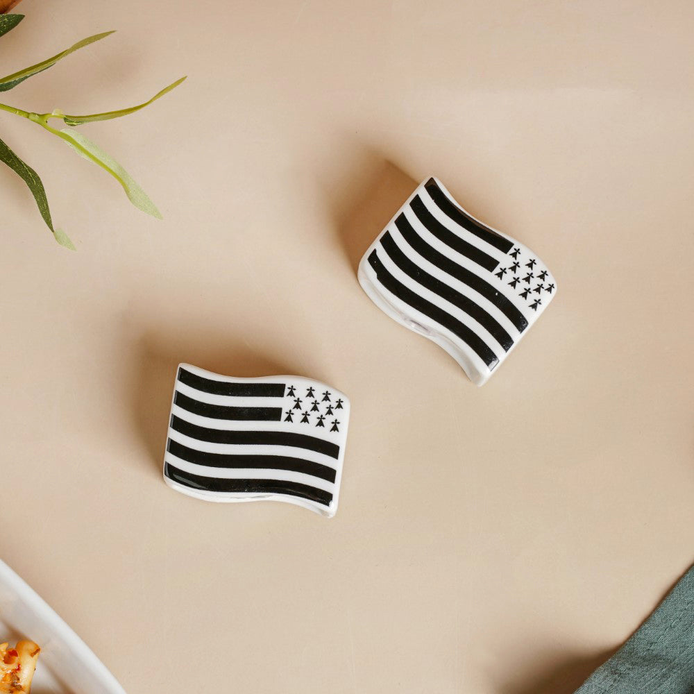 Wavy Ceramic Salt And Pepper Shakers Set Black And White Nestasia