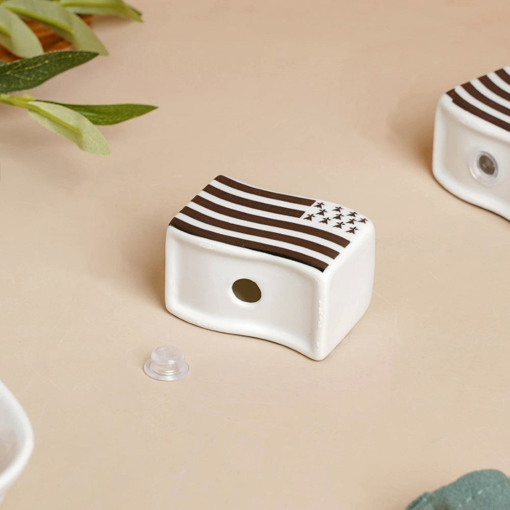 Wavy Ceramic Salt And Pepper Shakers Set Black And White Nestasia