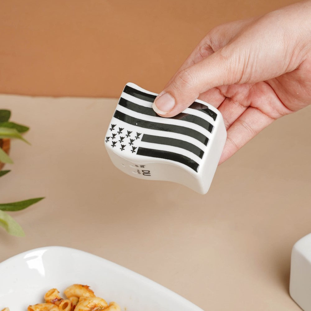 Wavy Ceramic Salt And Pepper Shakers Set Black And White Nestasia
