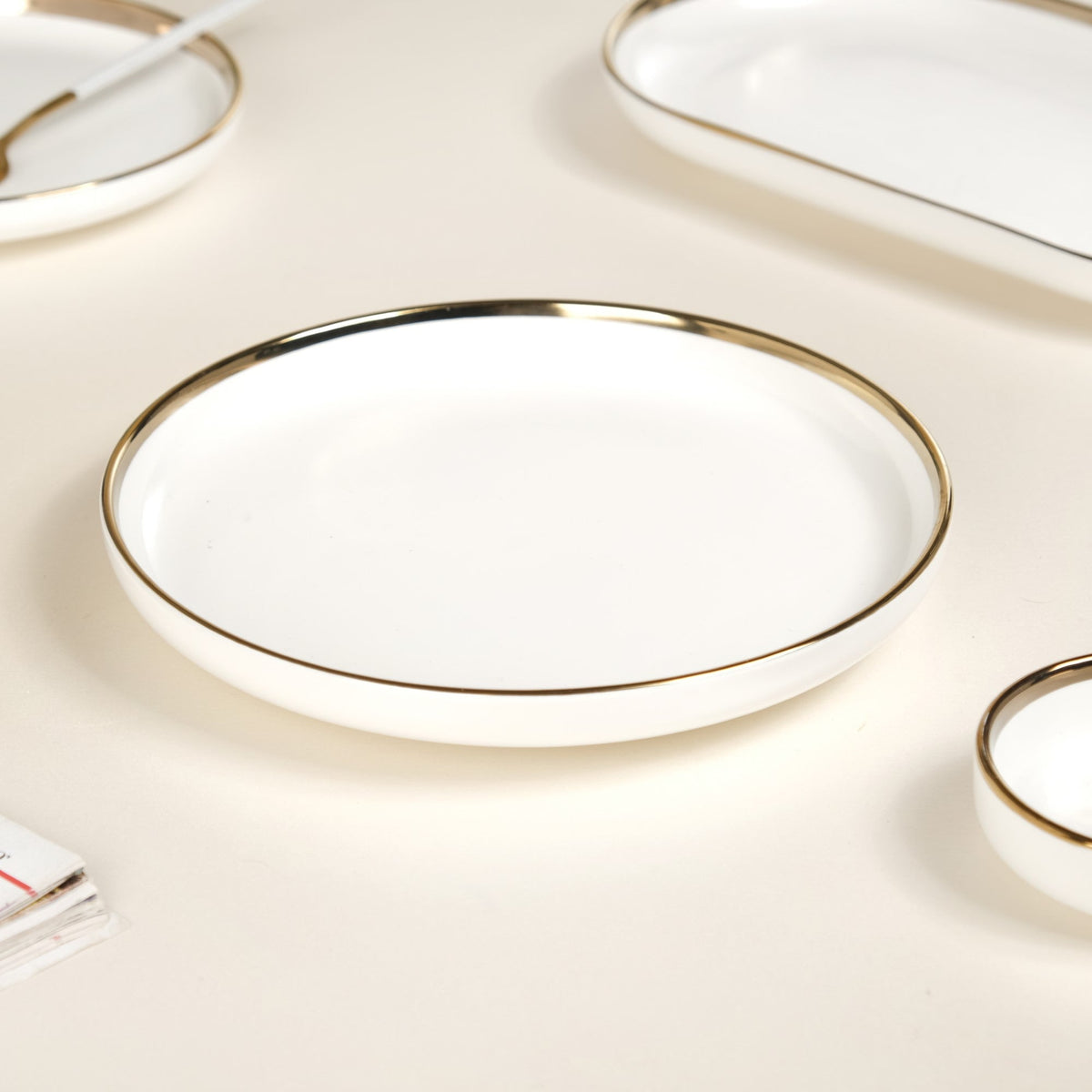 VERA White Plates Nestasia