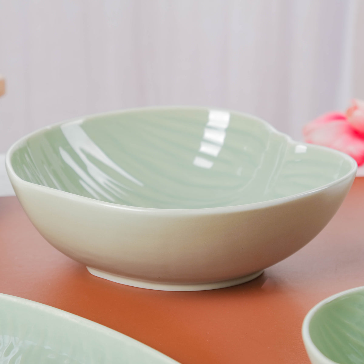 Taro Leaf Serving Bowl 9 Inch Nestasia