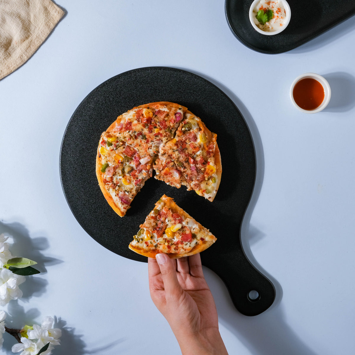 Black Pizza Platter With Handle Nestasia