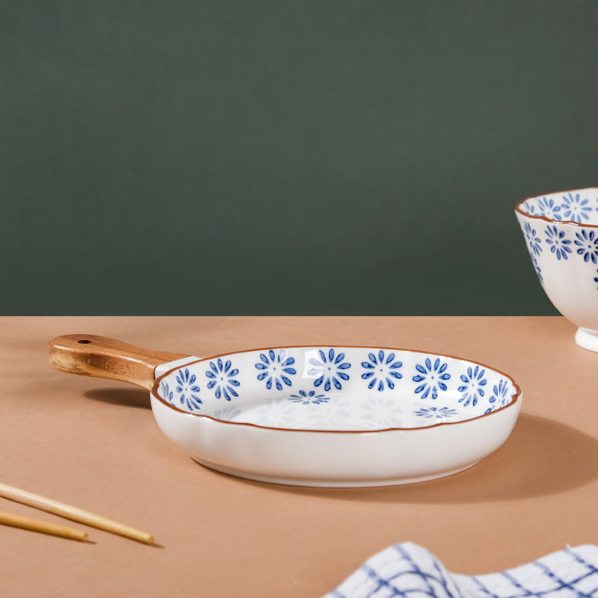 Blue Daisy Baking Plate With Handle 7.5 Inch Nestasia