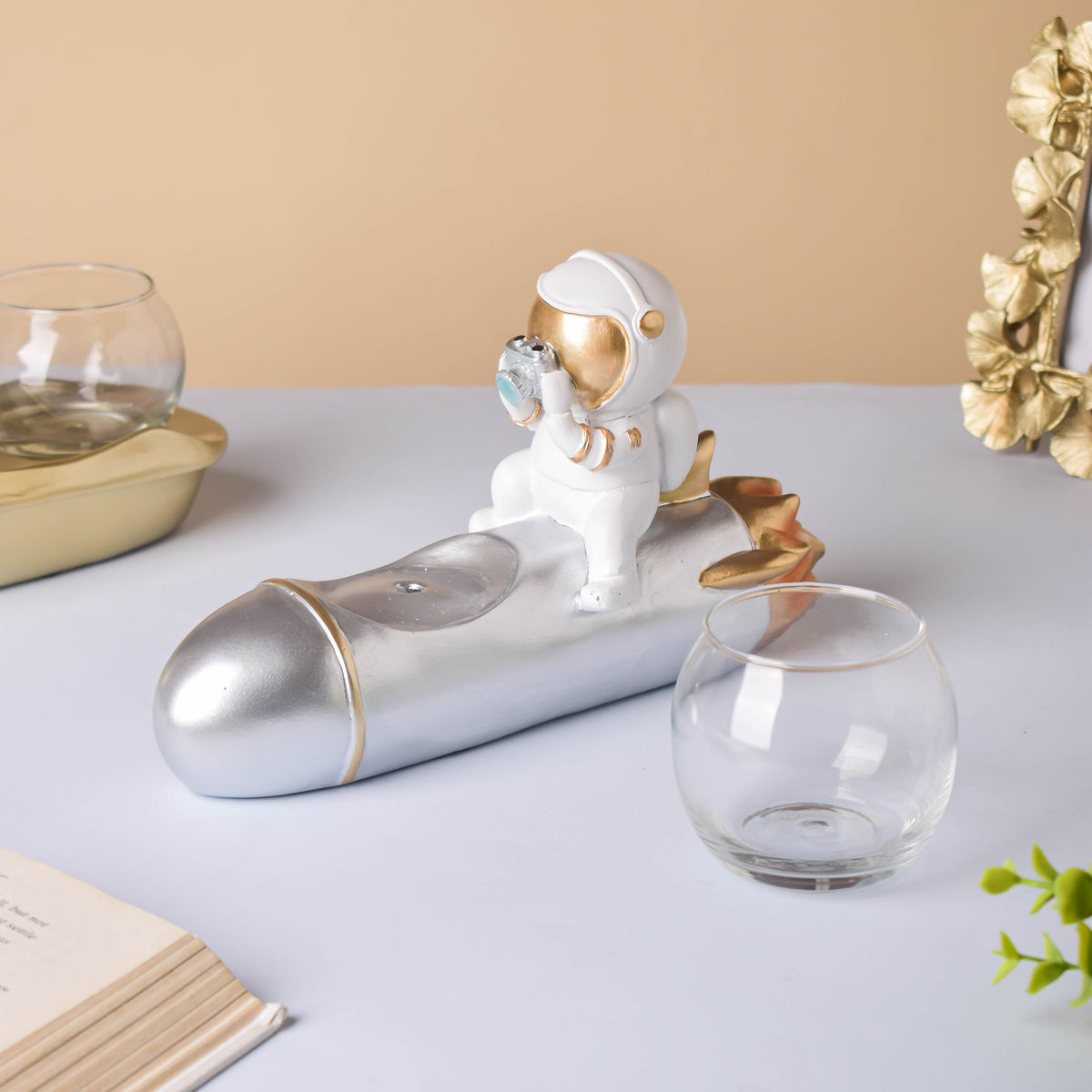 White Astronaut Diver Glass Vase Nestasia