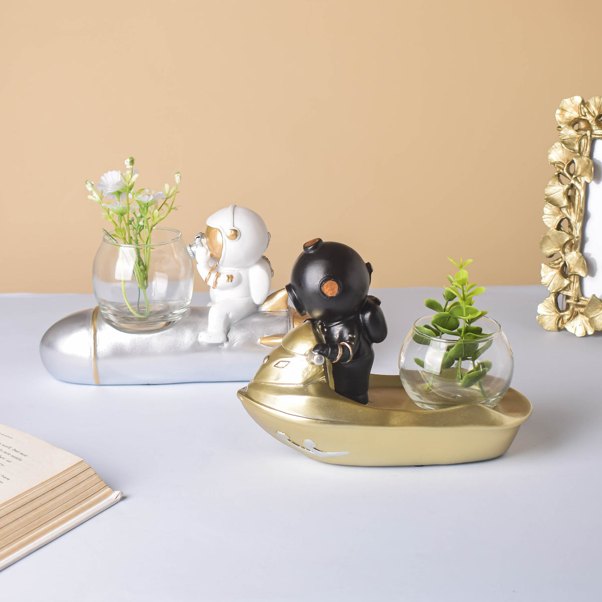 White Astronaut Diver Glass Vase Nestasia