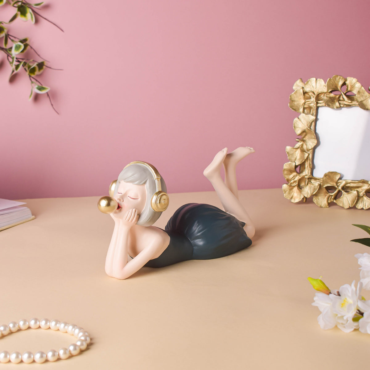 Headphone Girl Showpiece Nestasia