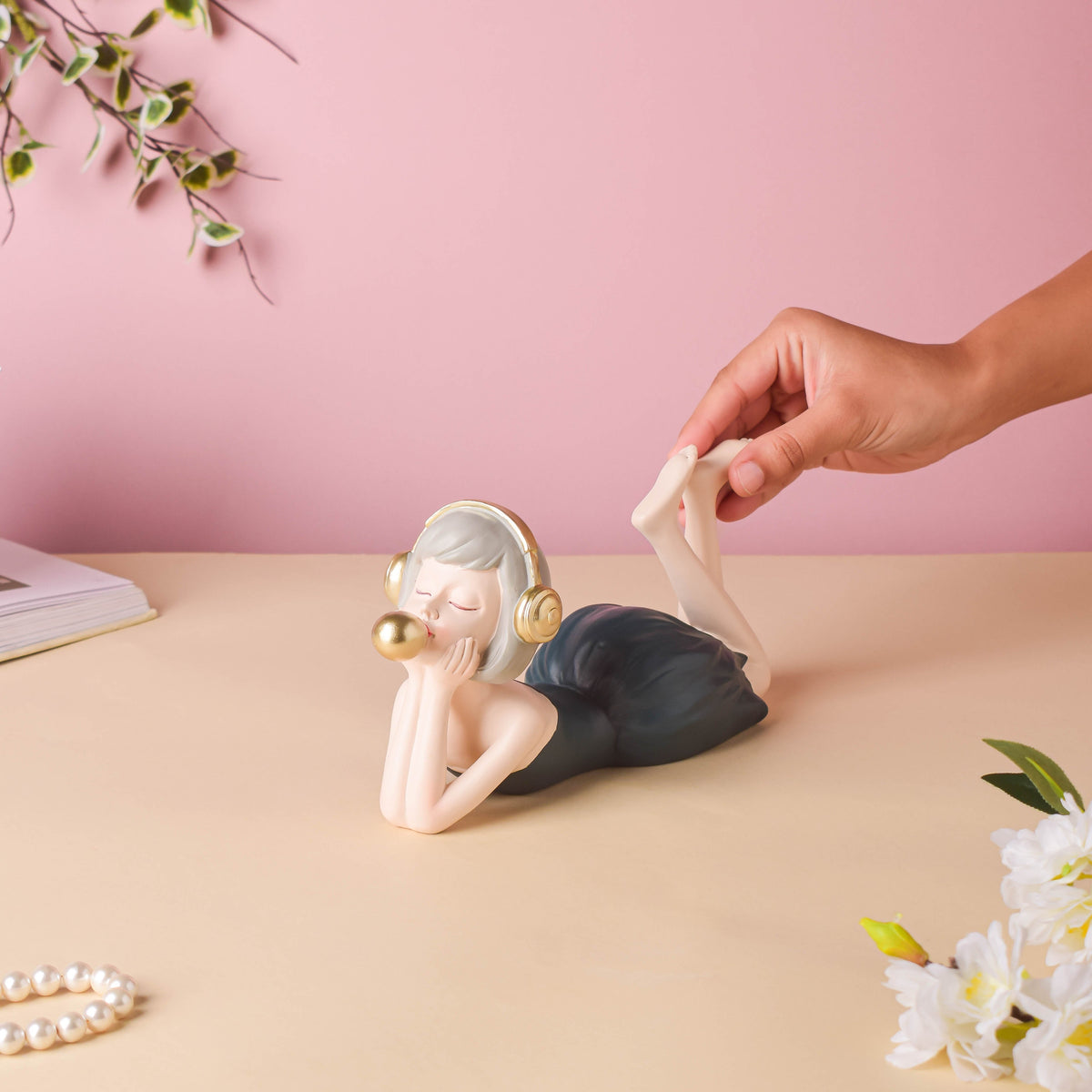 Headphone Girl Showpiece Nestasia
