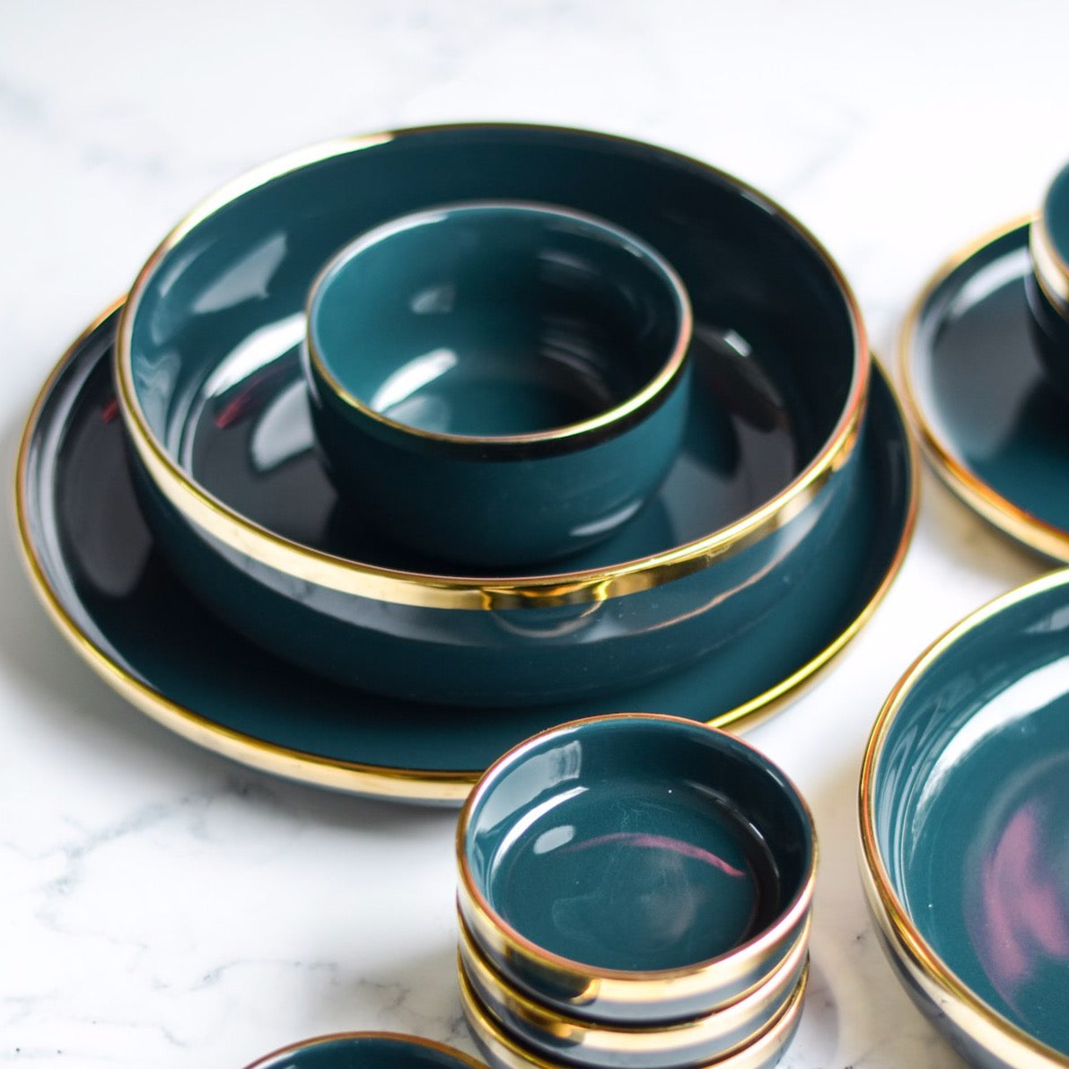 VERA Blue Deep Plate Nestasia