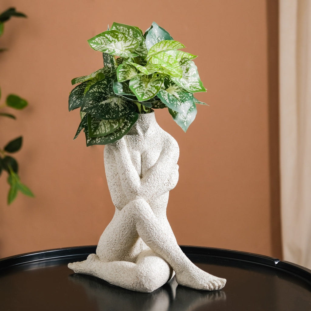 Embrace Vase Showpiece Nestasia