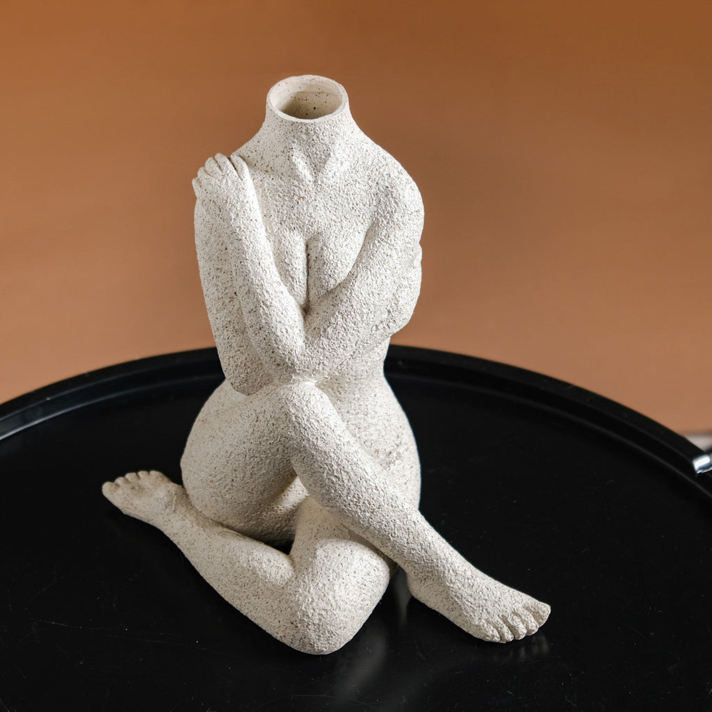 Embrace Vase Showpiece Nestasia