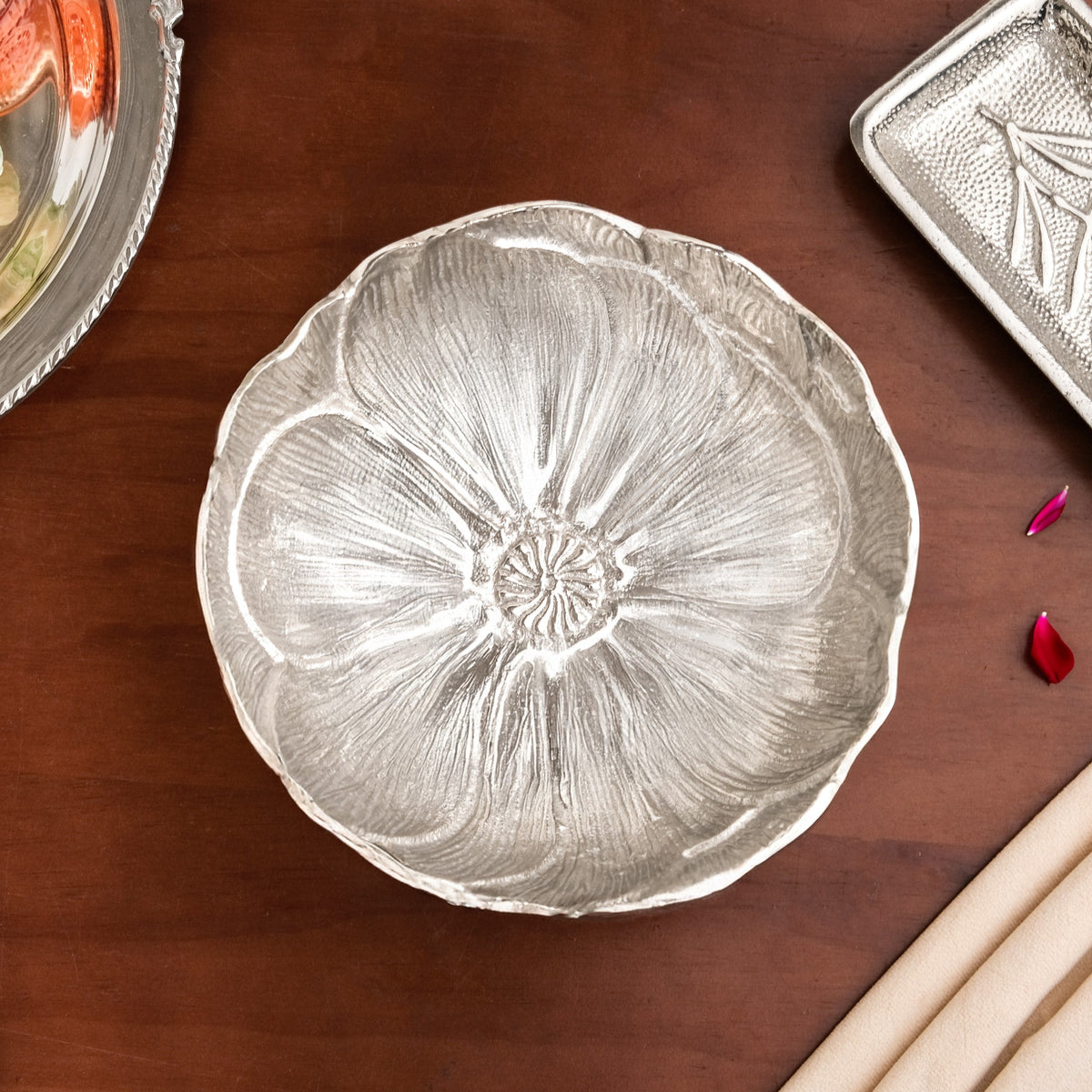 Decorative Metal Flower Bowl Urli Nestasia