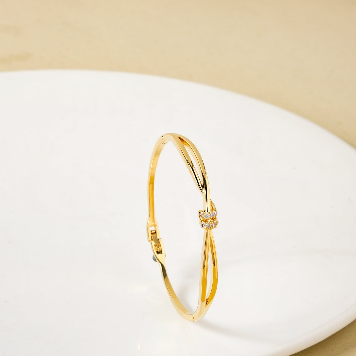 Graceful Knotted Vines Gold Bracelet Nestasia