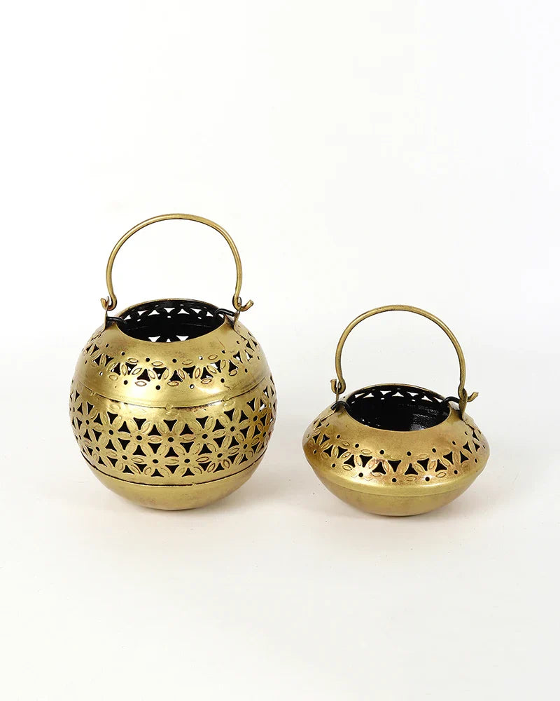 Metal Tealight Candle Holder for Home Decoration and Living Room Accent
