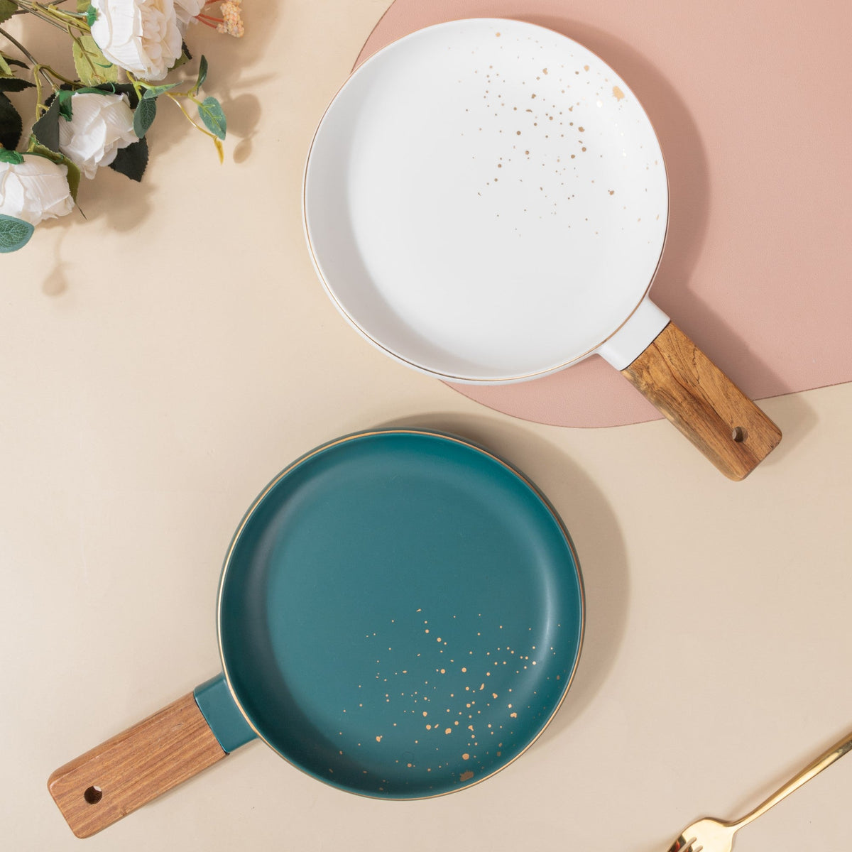 CARA Plate With Wooden Handle Nestasia