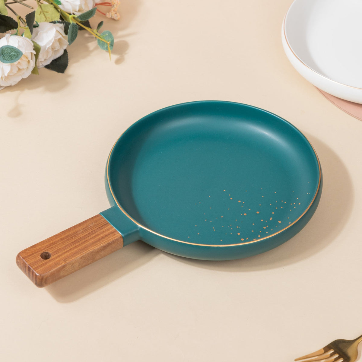 CARA Plate With Wooden Handle Nestasia